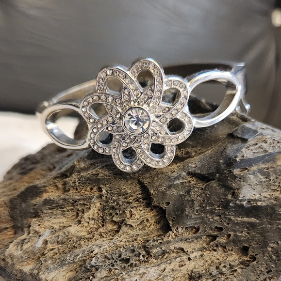 Lia Sophia " Garden Soiree" Silver Cut Crystal Bracelet - Picture 1 of 4